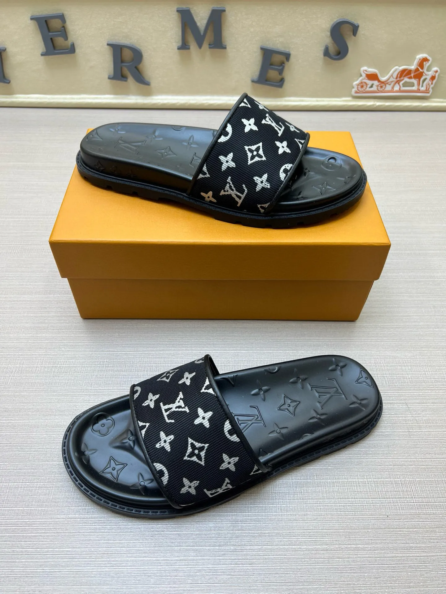 P270🏆Louis Vuitton 🏆[Louis Vuitton] Spring/Summer 2025 [Men's Flip Flops] 🎯🎯As an active family in the fashion industry ⭐ Lv is characterized by bold innovation ⚡Create this casual business style for Chinese fashionable men ✨The fabric is made of imported high-grade cowhide 🔥 Clean and neat ⚡Fashionable and elegant🌹Breathable, sweat-absorbent and deodorant👈So luxurious, high-end and domineering. 👍Must be sold if you repost the picture. Number of yards: 38--46. Color: 🎉 For large quantities. Welcome to repost.